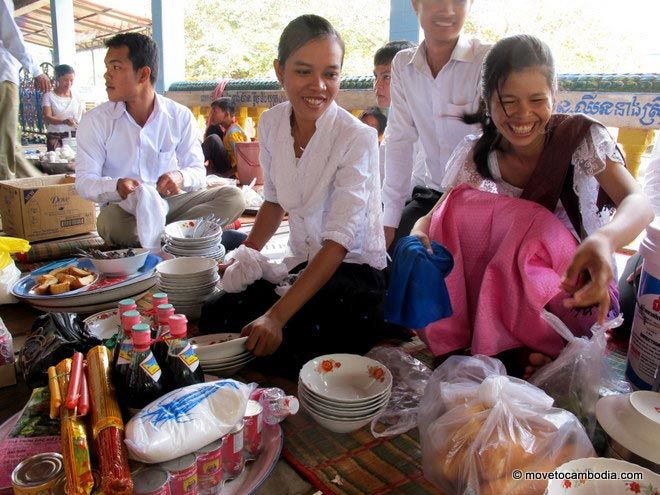 IMG_8711 Girls laughing and smiling during Pchum Ben