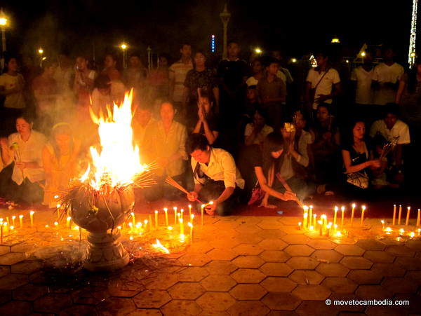 Norodom Sihanouk 7 Hundreds of Cambodians, young and old, turned up to light candles and mourn the loss of their king-father.