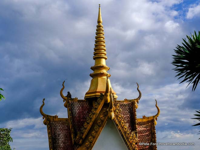 Monkey atop Phnom Sampeou